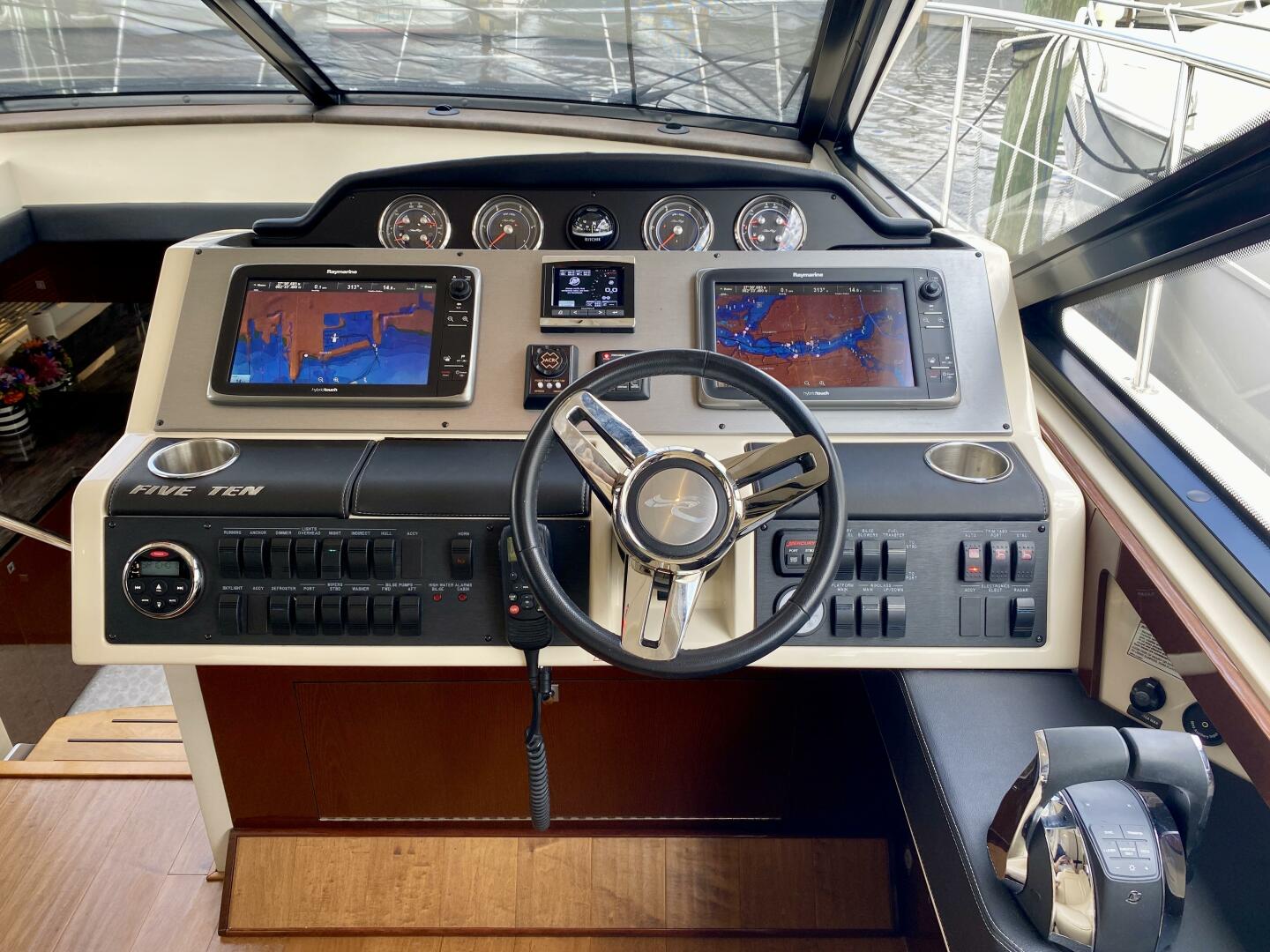 2015 Sea Ray 510 Sundancer "LOVERS AND FRIENDS" - photo 2