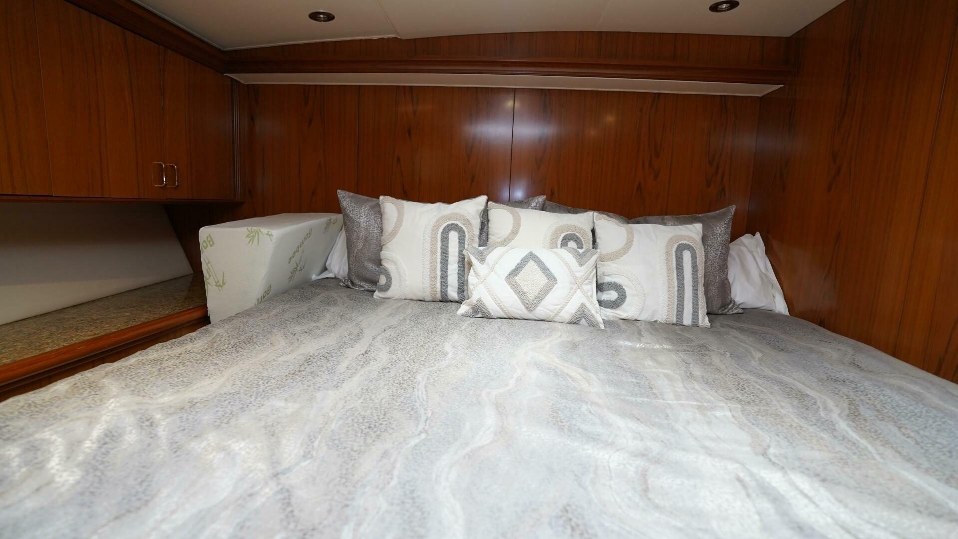 2005 Sea Force IX Enclosed Flybridge "REEL DEAL" - photo 2