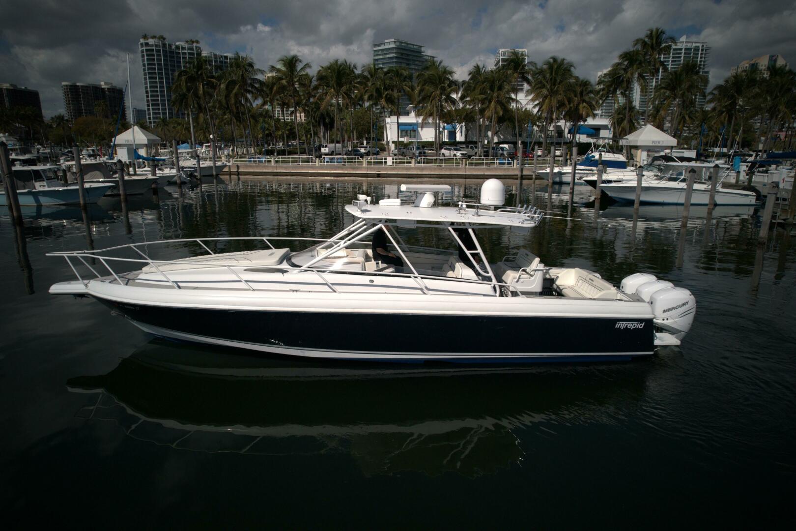 2002 Intrepid 377 Walkaround Cuddy "37 Intrepid 377 Walkaround / 2002" - photo 1