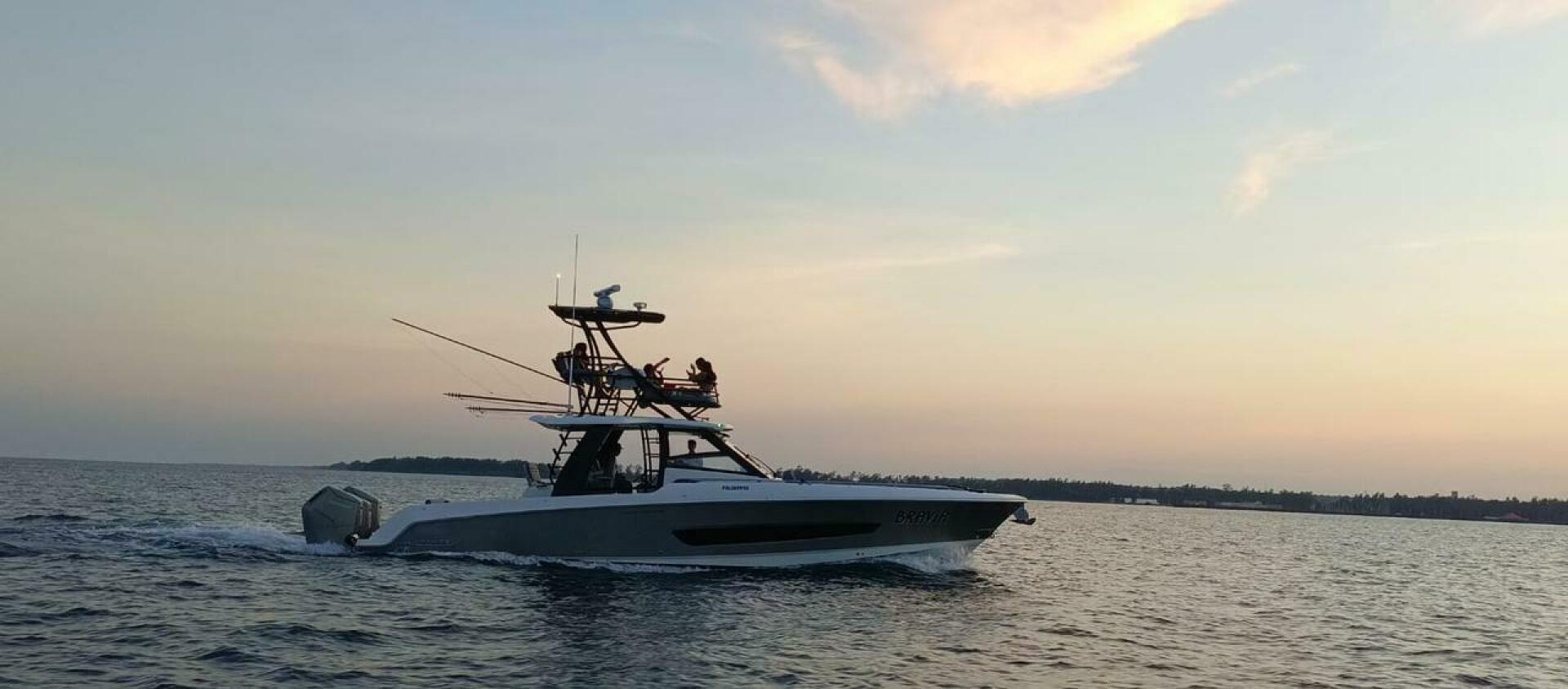 2024 Boston Whaler 420 Outrage "Bravia" - photo 2