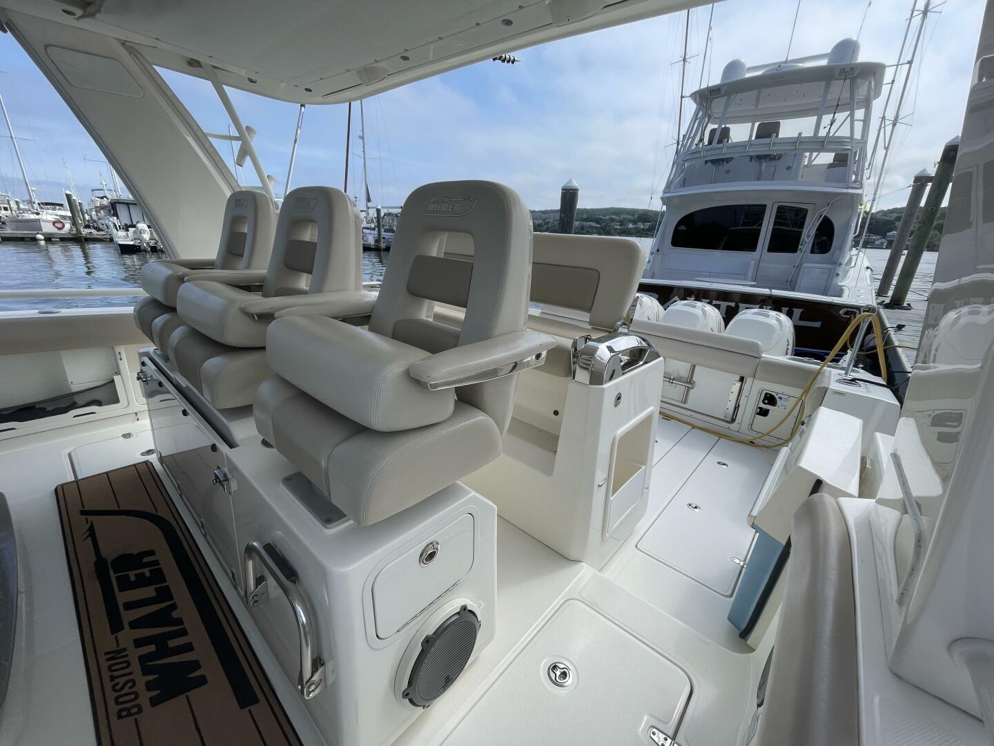 2017 Boston Whaler Outrage - photo 3