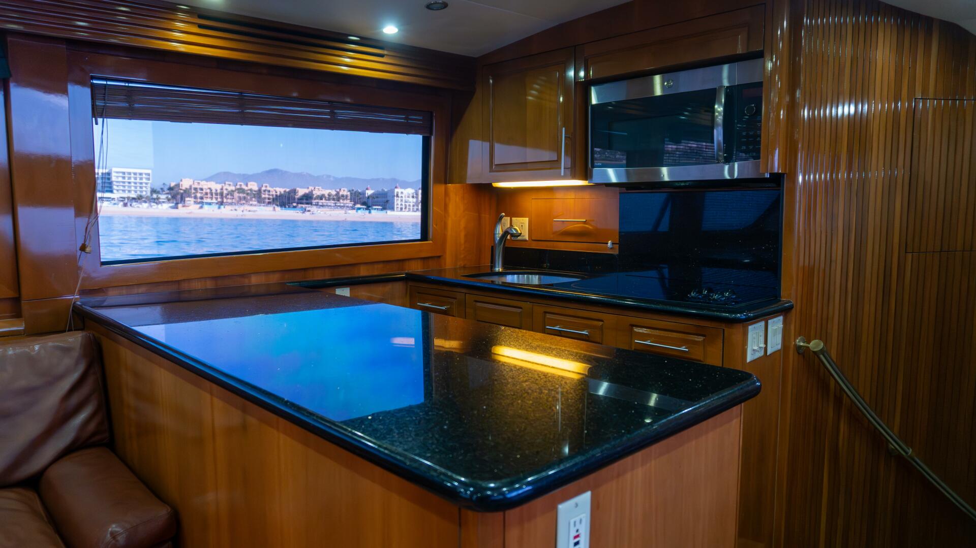 2001 Hatteras 60 Convertible "Sinyorita Salada" - photo 2