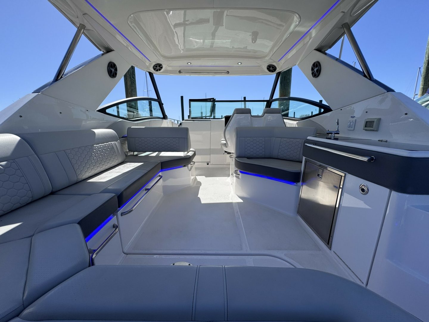 2021 Sea Ray 320 Sundancer - photo 3