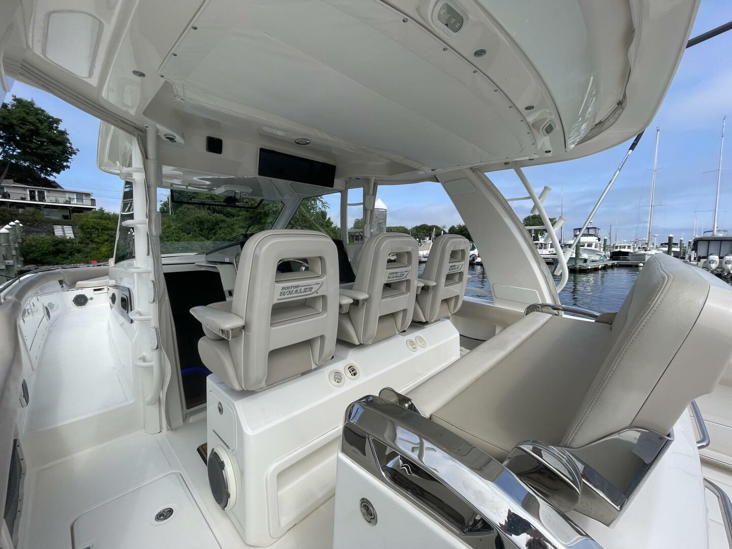 2017 Boston Whaler Outrage - photo 2