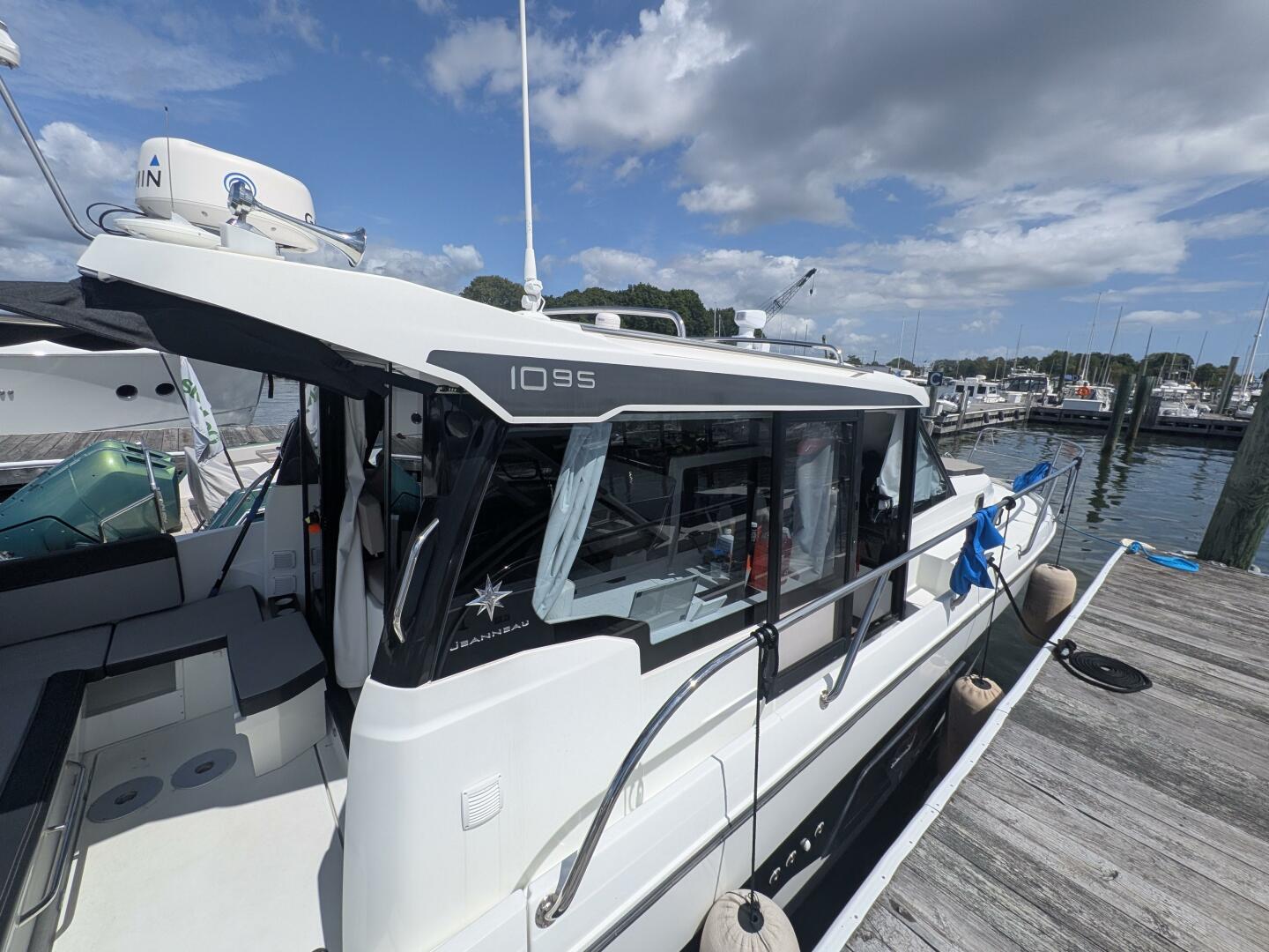 2023 Jeanneau NC 1095 Weekender "Timeout" - photo 2