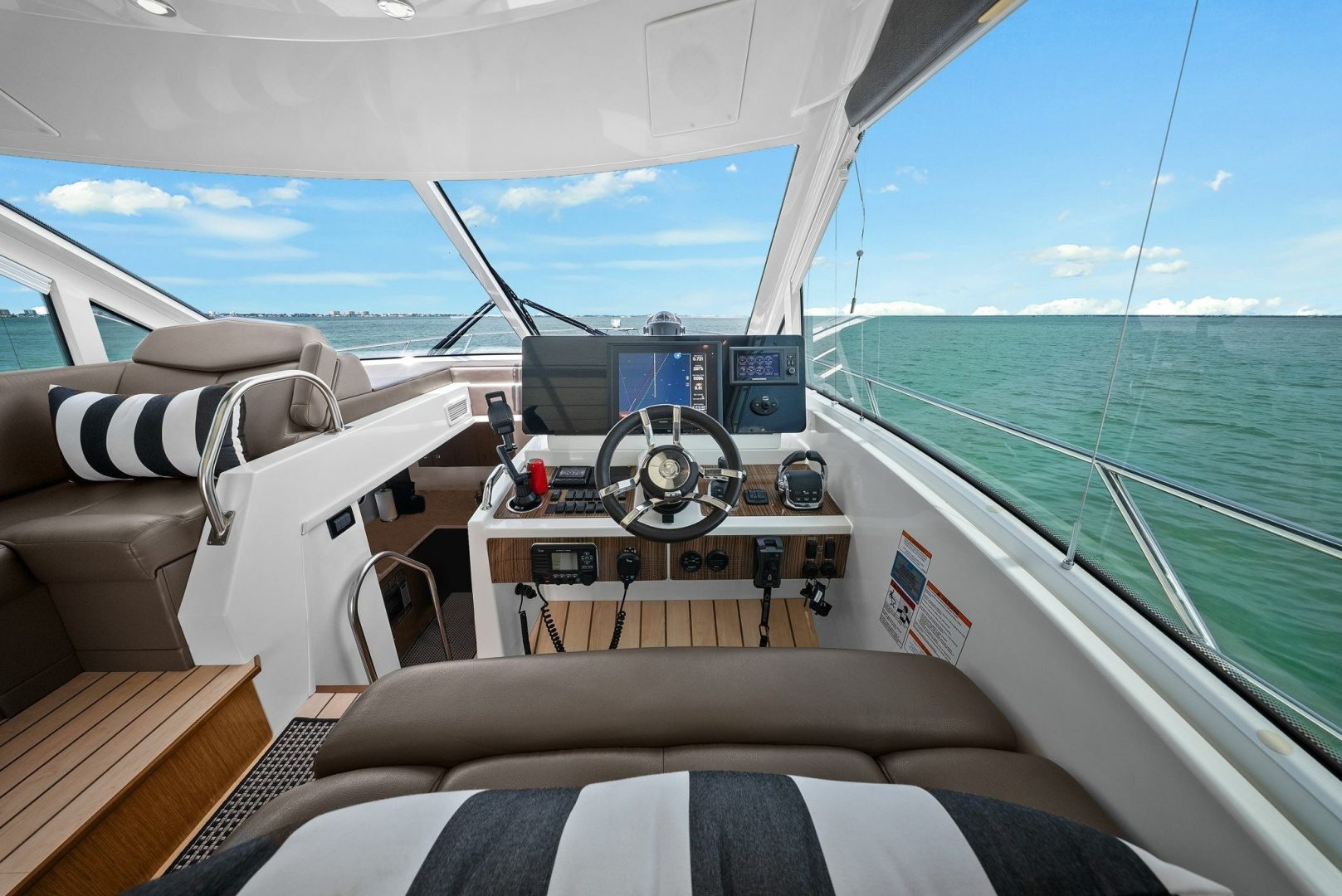 2014 Cruisers Yachts 48 Cantius "Freedom" - photo 2