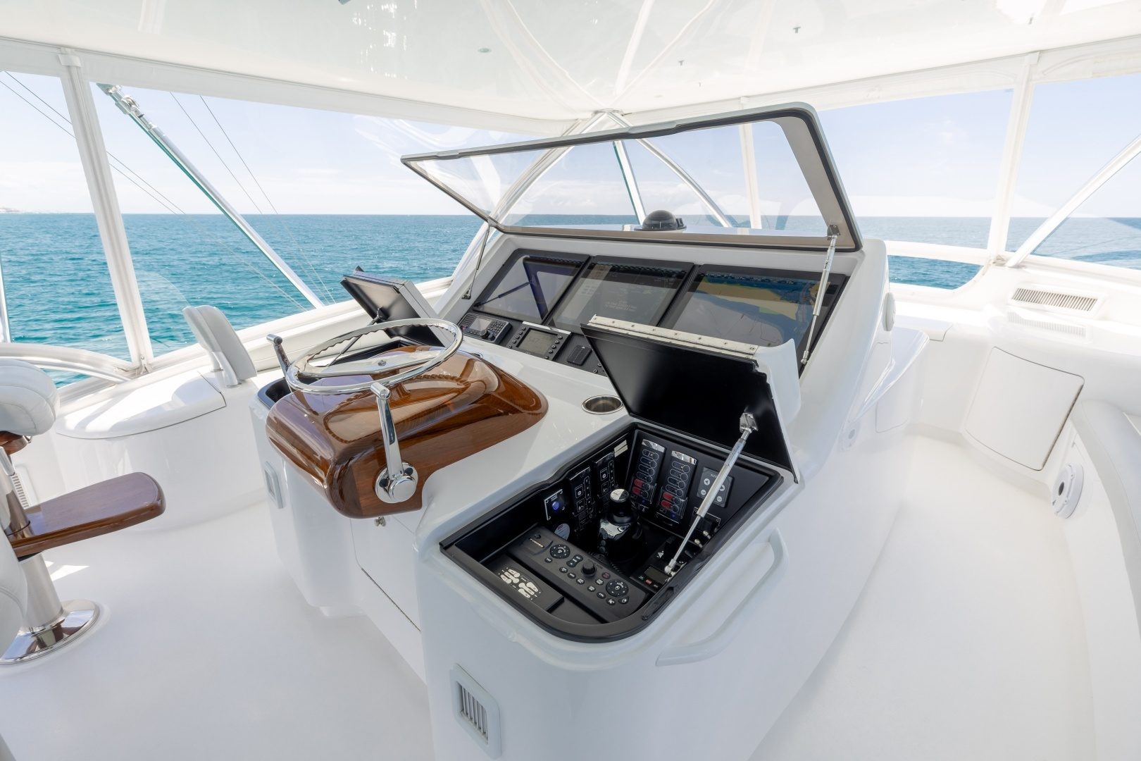 2023 Viking 72 Convertible "Team Supreme" - photo 2