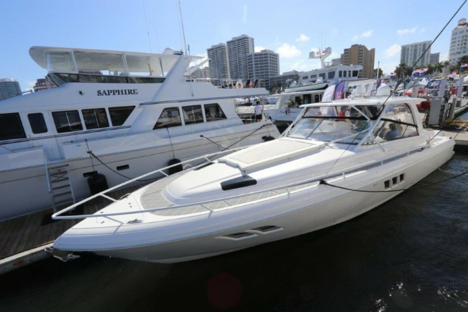 2019 Intrepid 475 Sport Yacht - photo 2