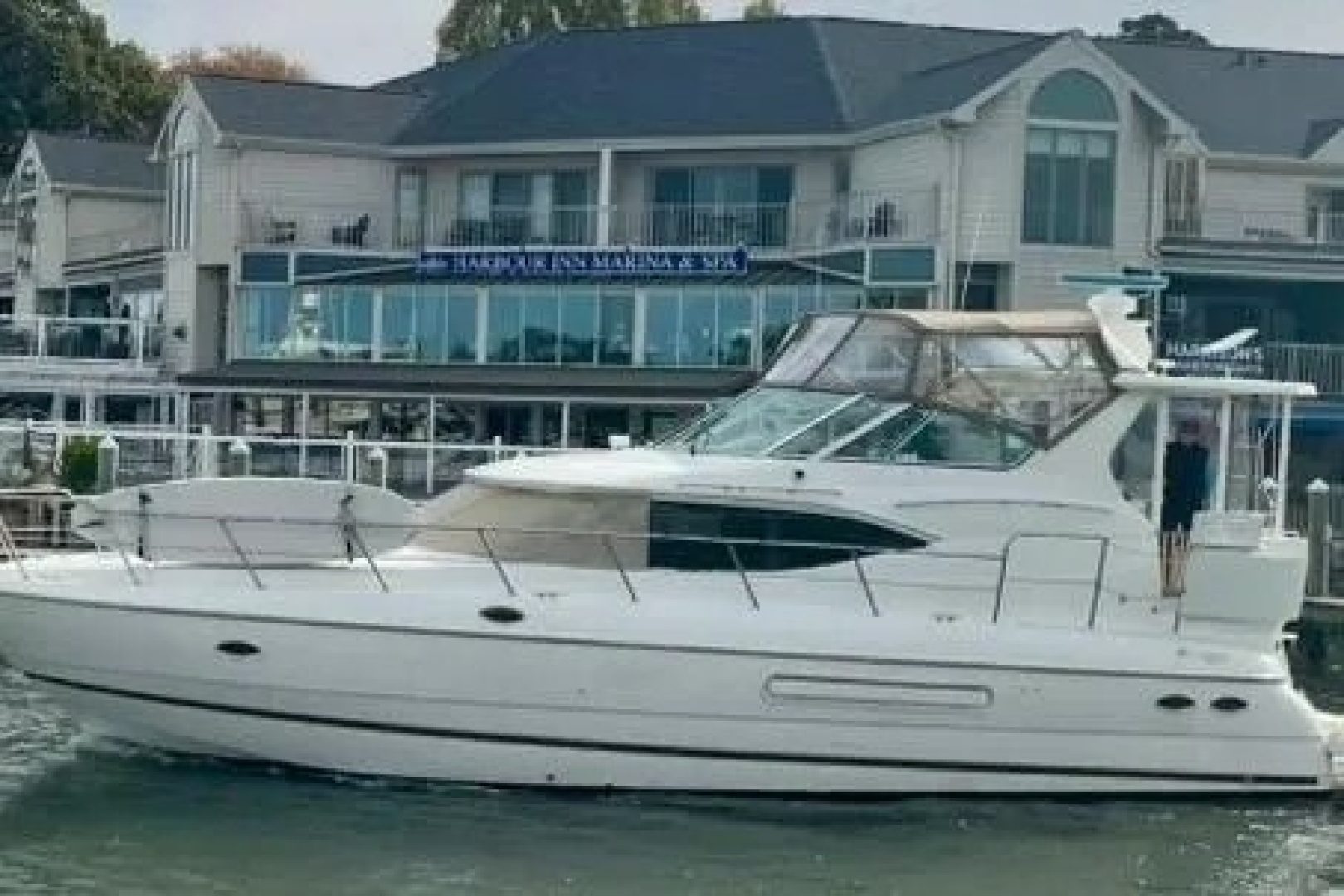 2001 Cruisers Yachts 4450 Express Motor Yacht "CAVU" - photo 3