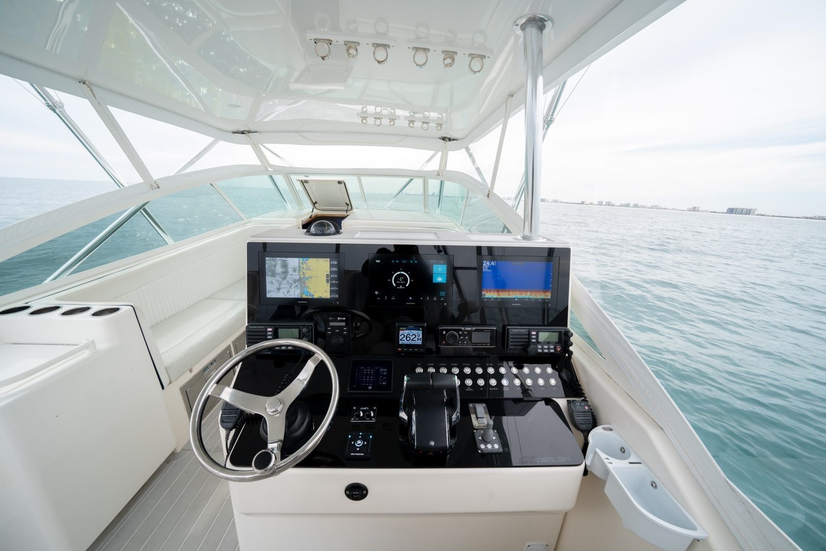 2011 Contender 40 Express - photo 2