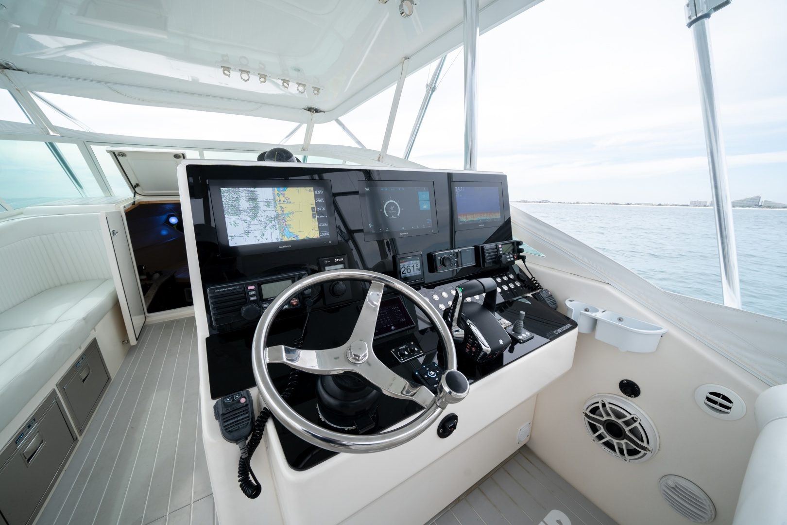 2011 Contender 40 Express - photo 3