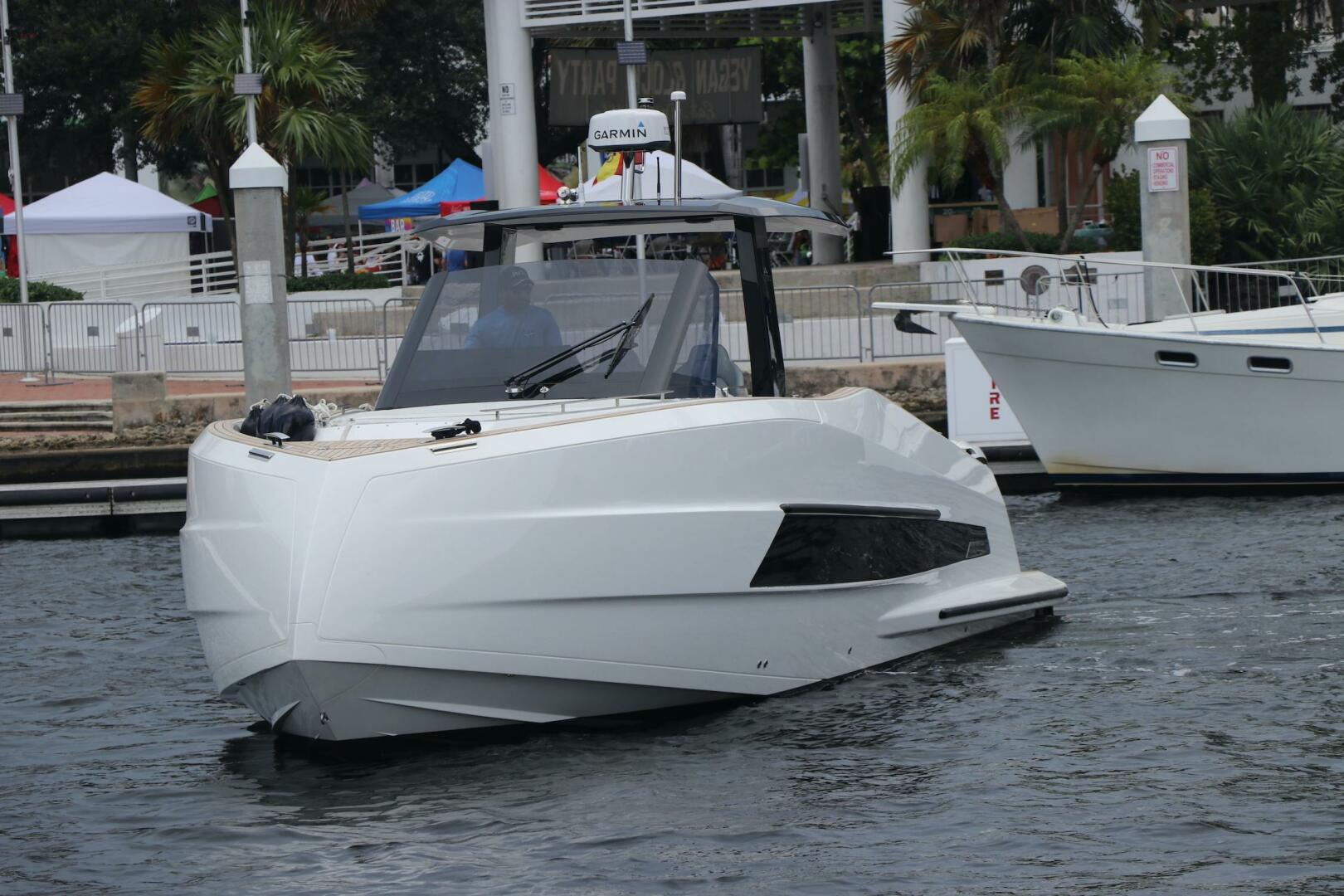 2024 Astondoa 377 Coupe Outboard - photo 2