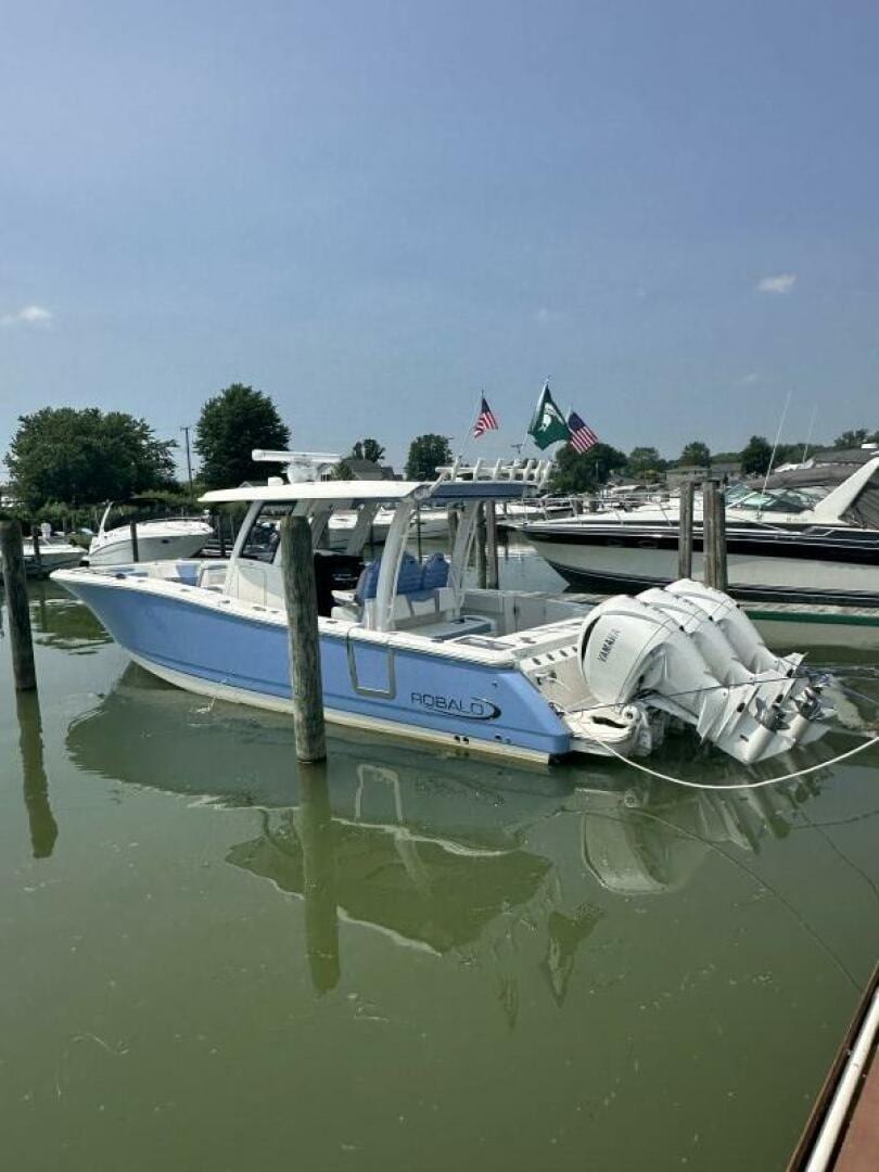 2023 Robalo R360 - photo 1