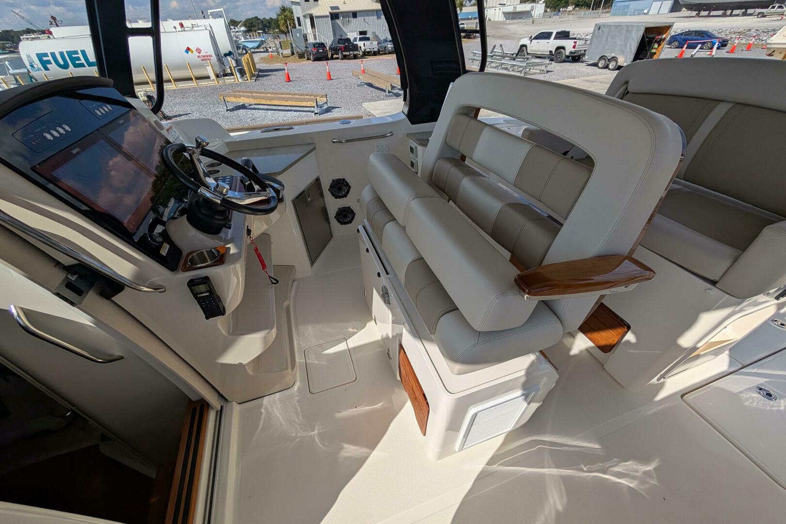 2024 Boston Whaler 350 Realm - photo 3