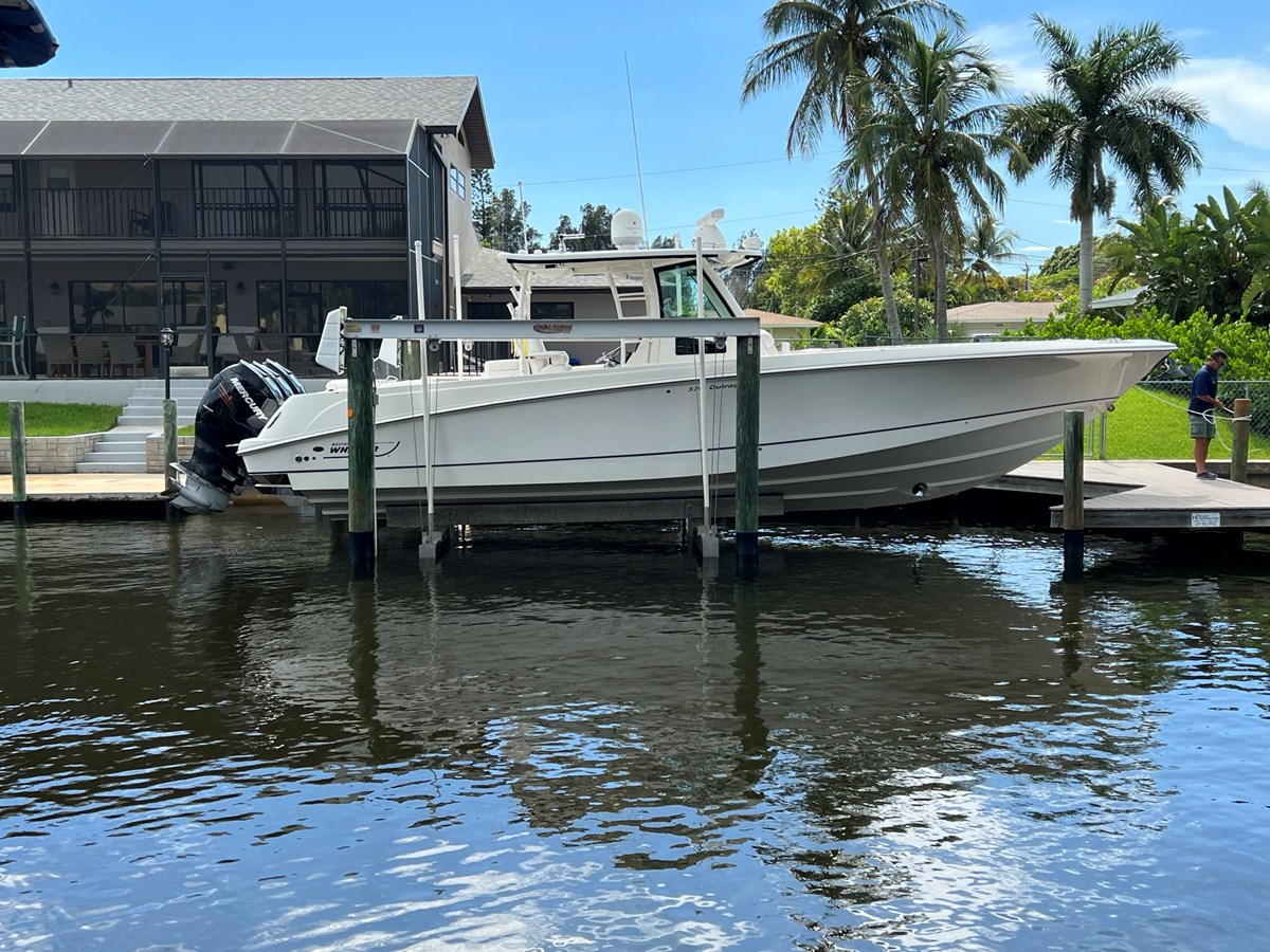 2013 BOSTON WHALER 370 Outrage "-" - photo 1