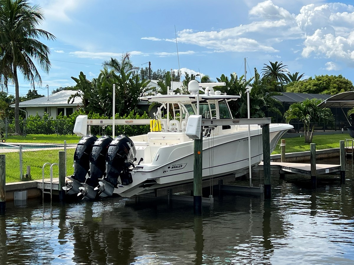 2013 BOSTON WHALER 370 Outrage "-" - photo 2