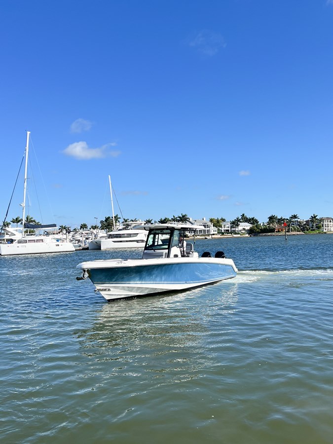 2023 BOSTON WHALER 330 Outrage "DEEP BLUE" - photo 3