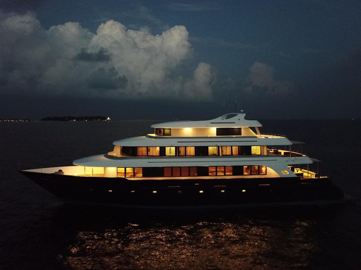 2017 CUSTOM 142  LUXURY SAFARI YACHT "2017 SAFARI YACHT 142 CUSTOM" - photo 2