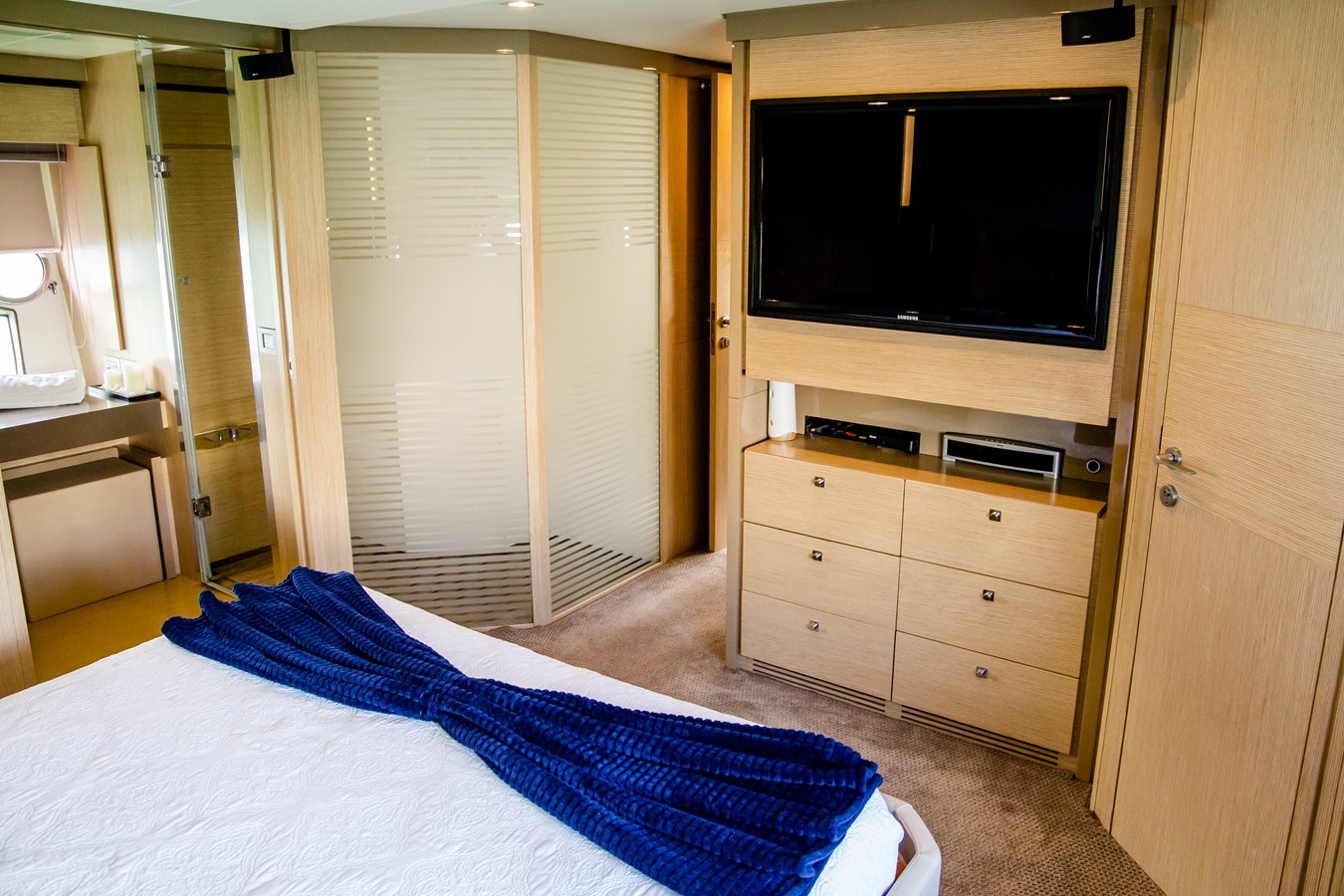 2013 FERRETTI YACHTS "FERRETTI 720" - photo 2
