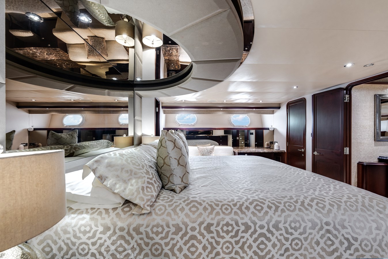 2002 WESTPORT Motor Yacht "AMICO" - photo 3