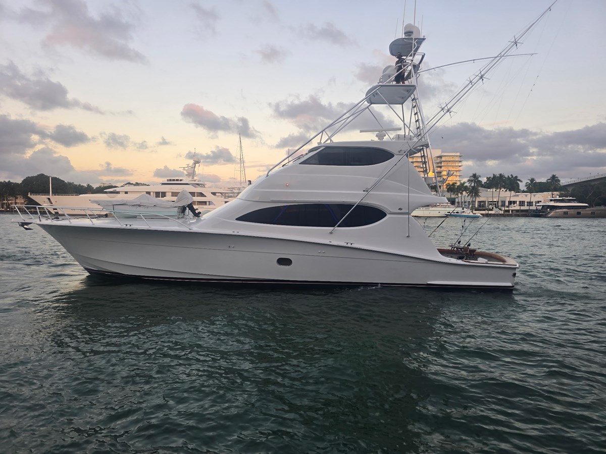 2006 HATTERAS 68 Convertible "MARY ROSE" - photo 1