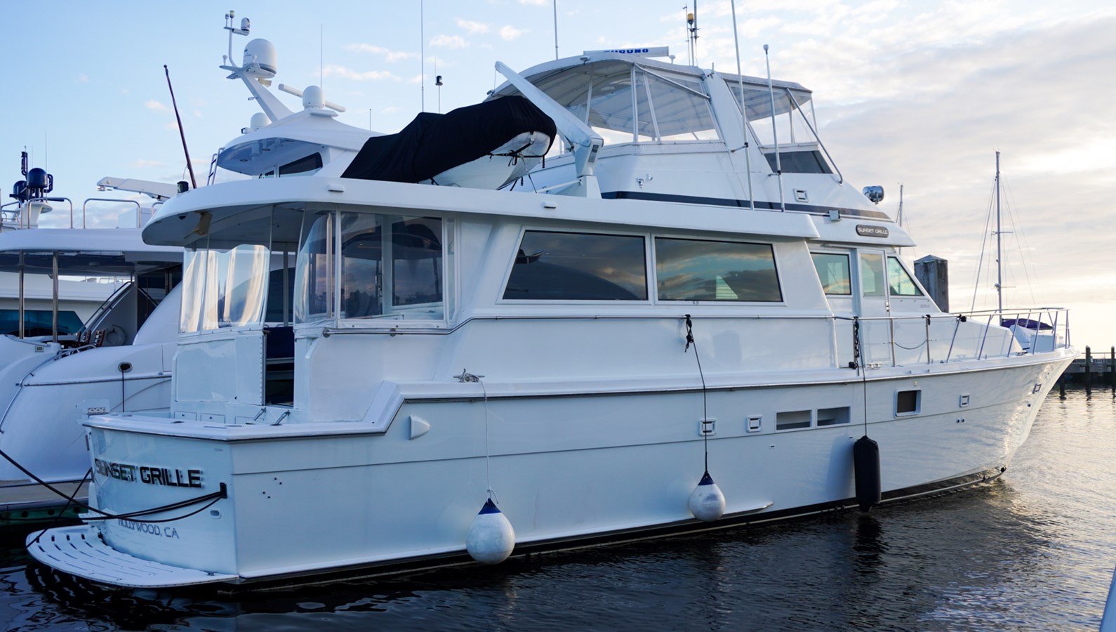 1989 HATTERAS 62 Cockpit Motor Yacht "SUNSET GRILLE" - photo 2