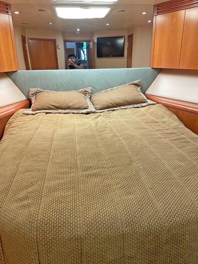 2007 HATTERAS 68 Convertible "HATTERAS 68 CONVERTIBLE" - photo 3