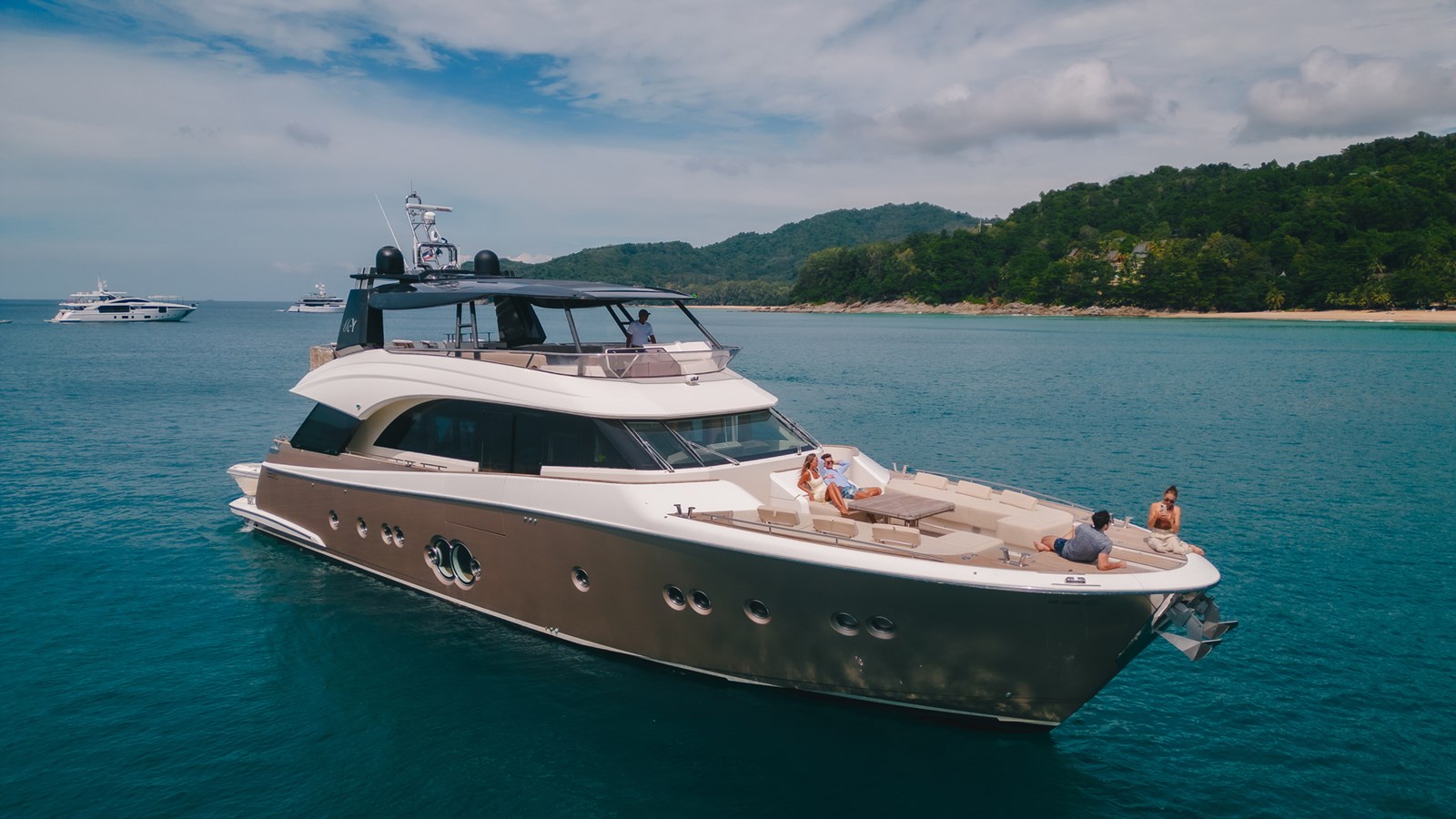 2015 MONTE CARLO YACHTS 86 "BAYC ASIA" - photo 2