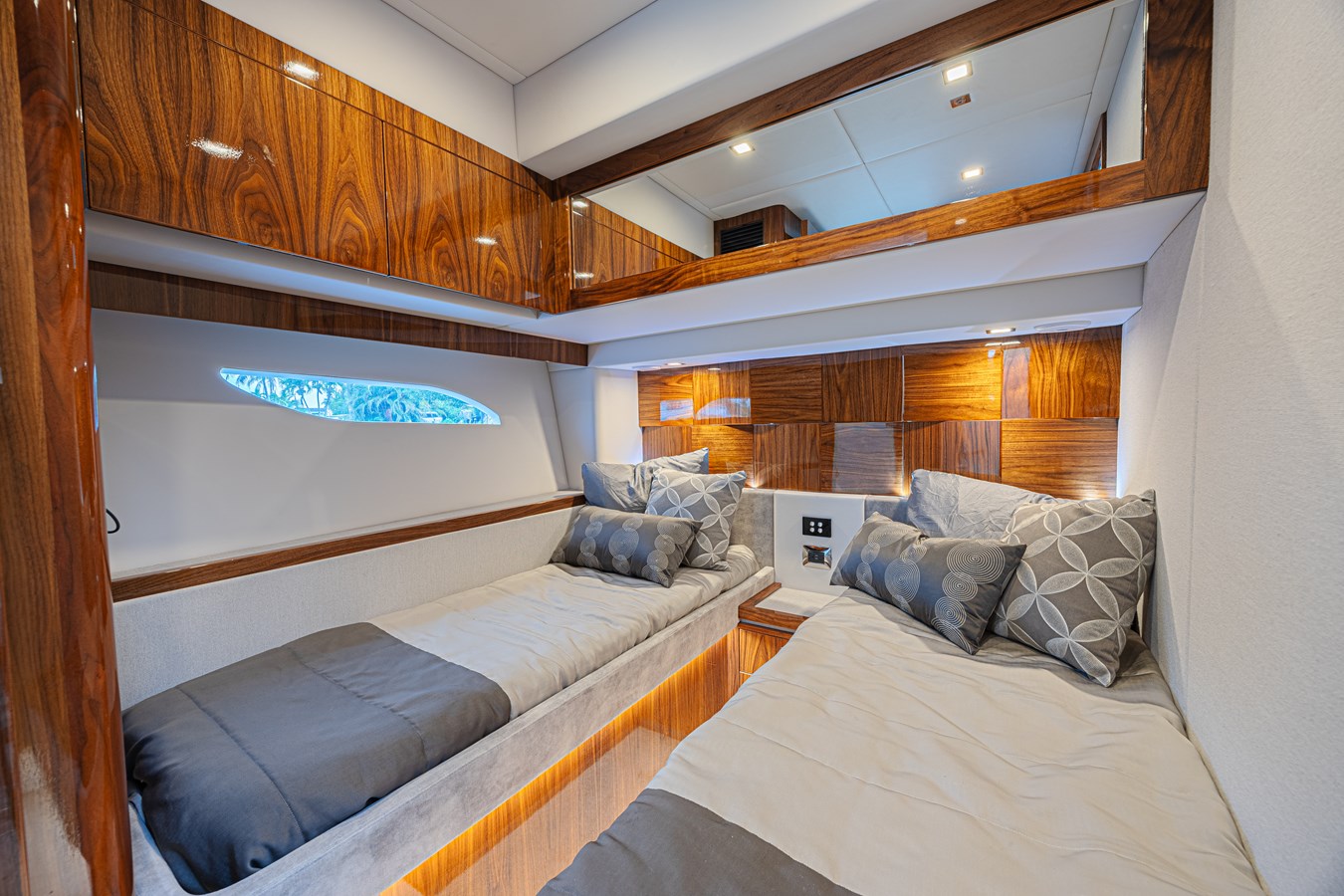 2021 RIVIERA 6000 Sport Yacht Platinum Edition "-" - photo 3