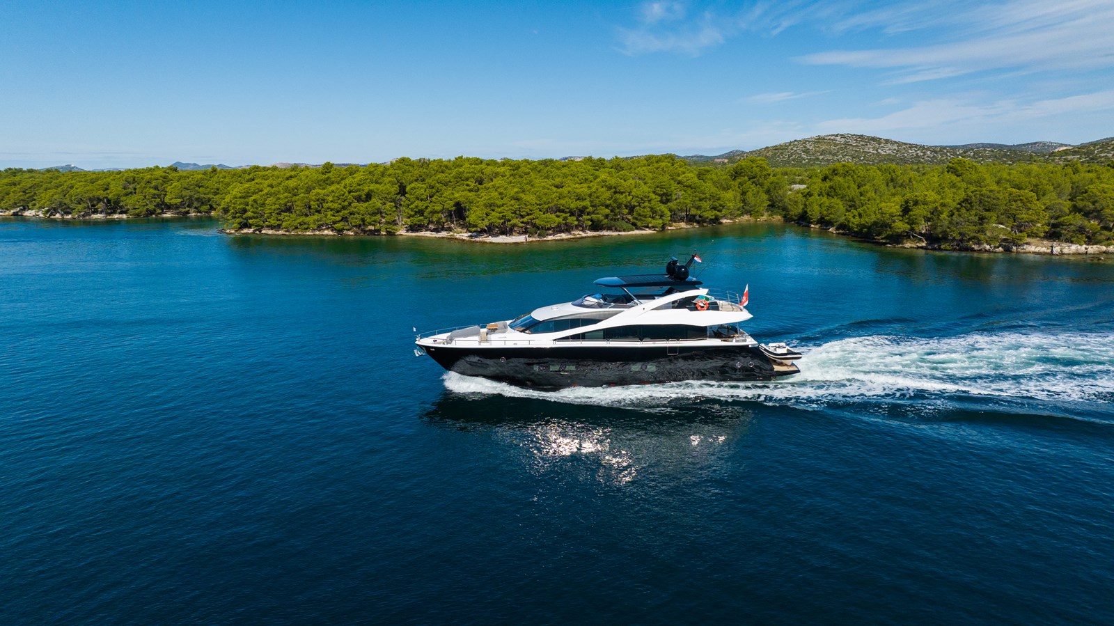 2020 SUNSEEKER 86 Yacht "BLACK MAMBA" - photo 2