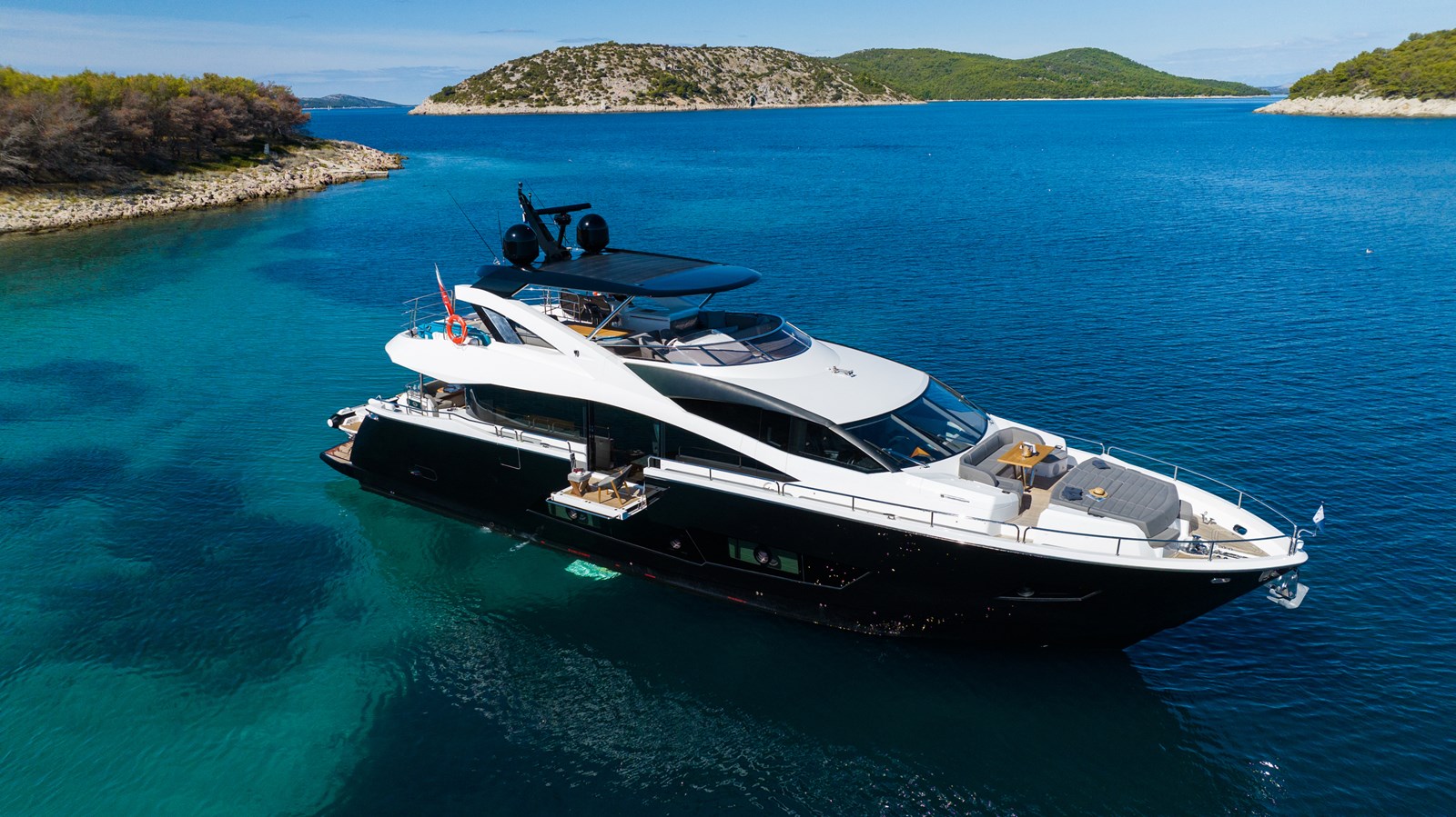 2020 SUNSEEKER 86 Yacht "BLACK MAMBA" - photo 3