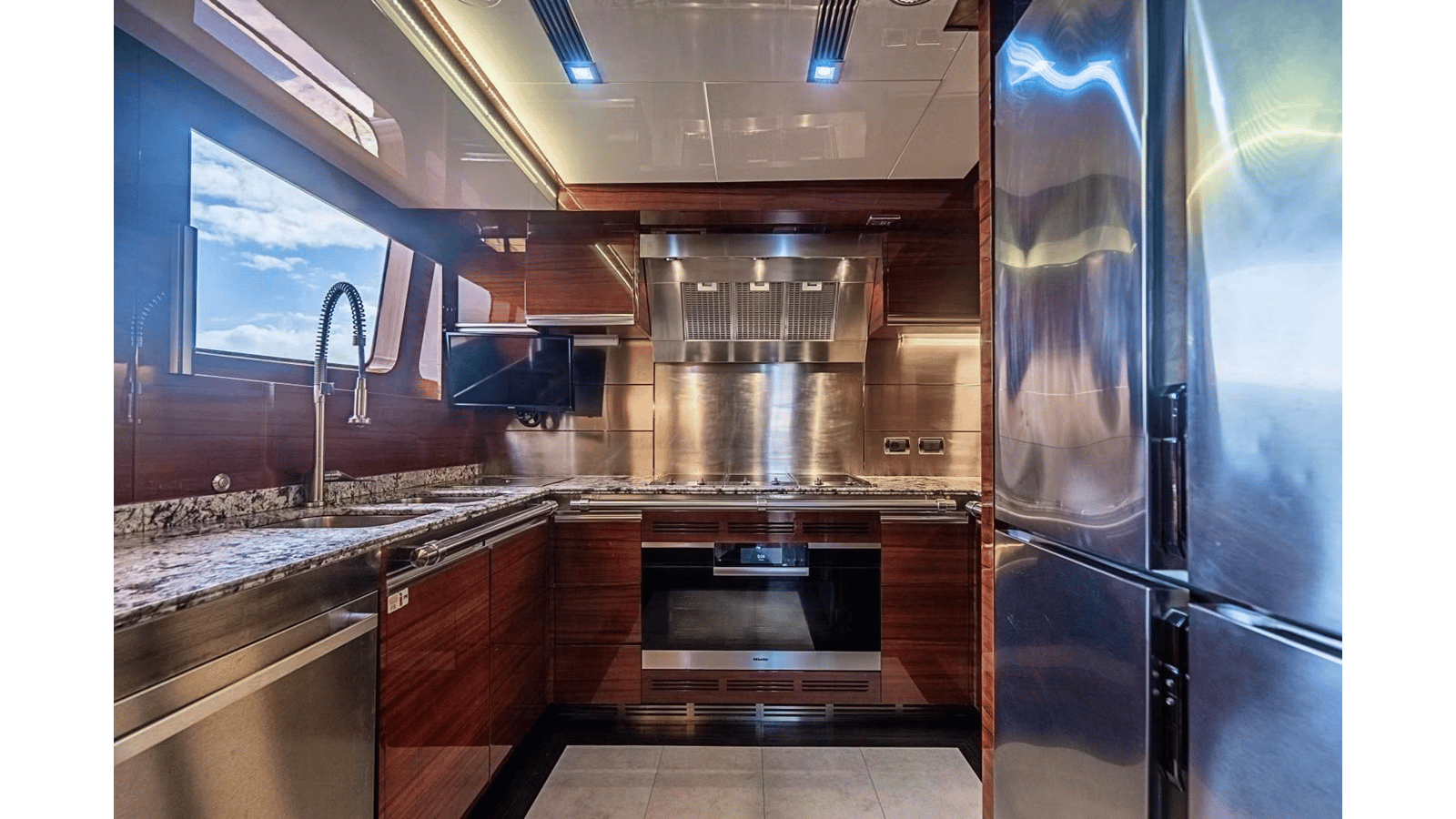 2011 BENETTI YACHTS Classic 121 "ALLORA" - photo 2