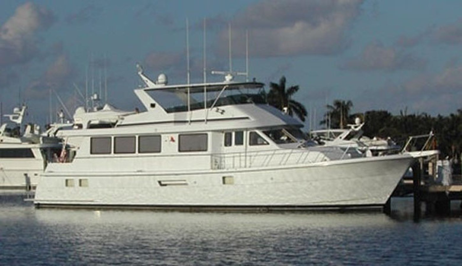 1999 HATTERAS Sport Deck "WHALE'S WAY" - photo 1