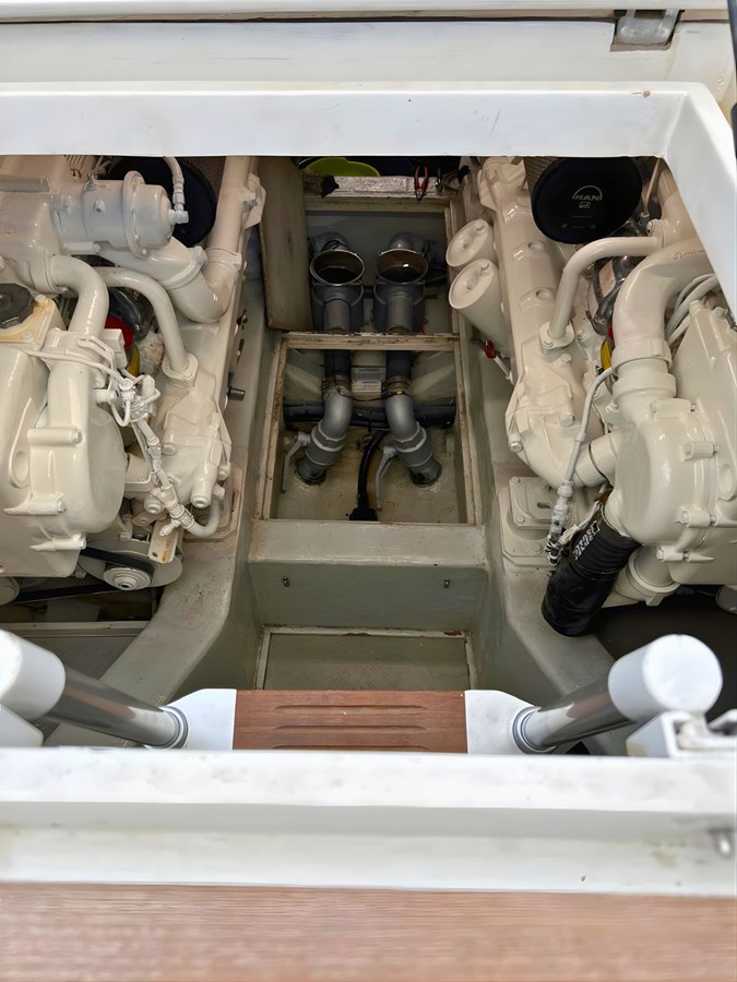 2003 PERSHING 52 "M/Y BACK IN FIVE MINUTES" - photo 2