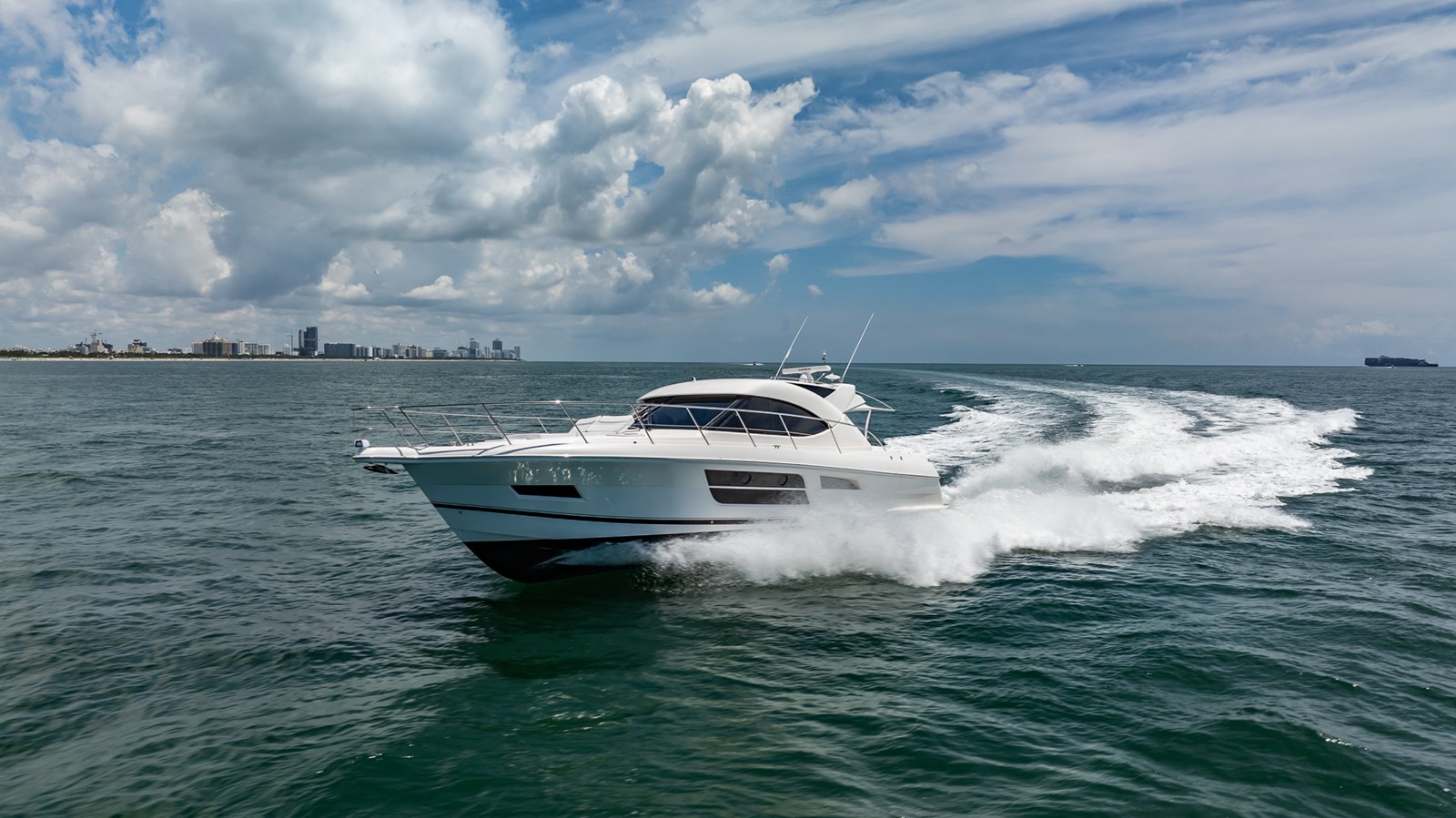 2016 RIVIERA 5000 Sport Yacht "ANGELY" - photo 2