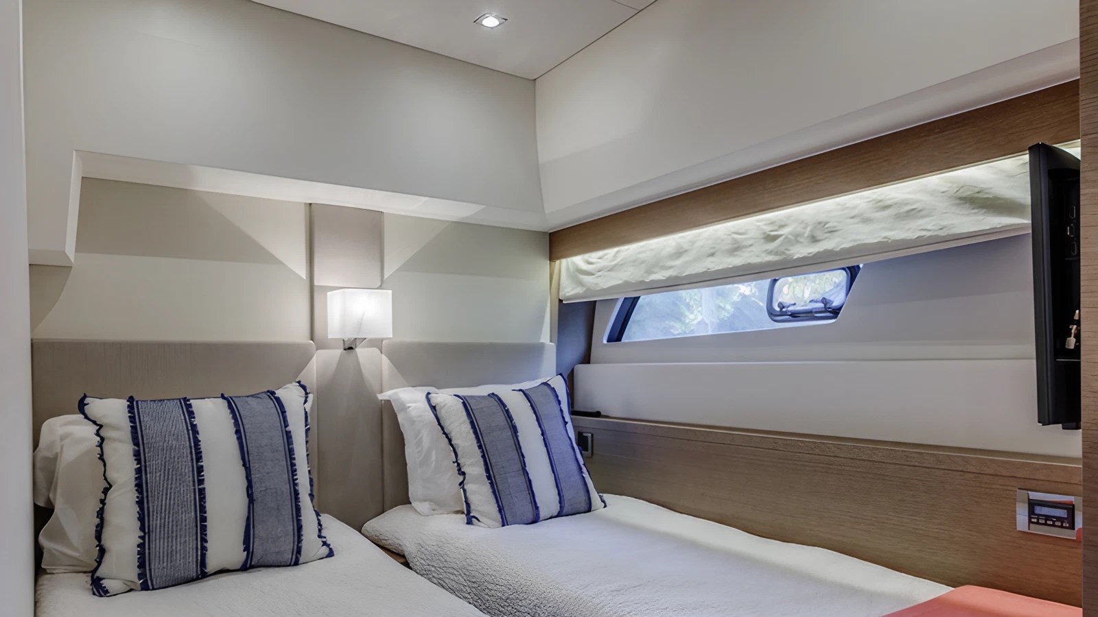 2018 PRESTIGE 560 Flybridge "RELENTLESS" - photo 3