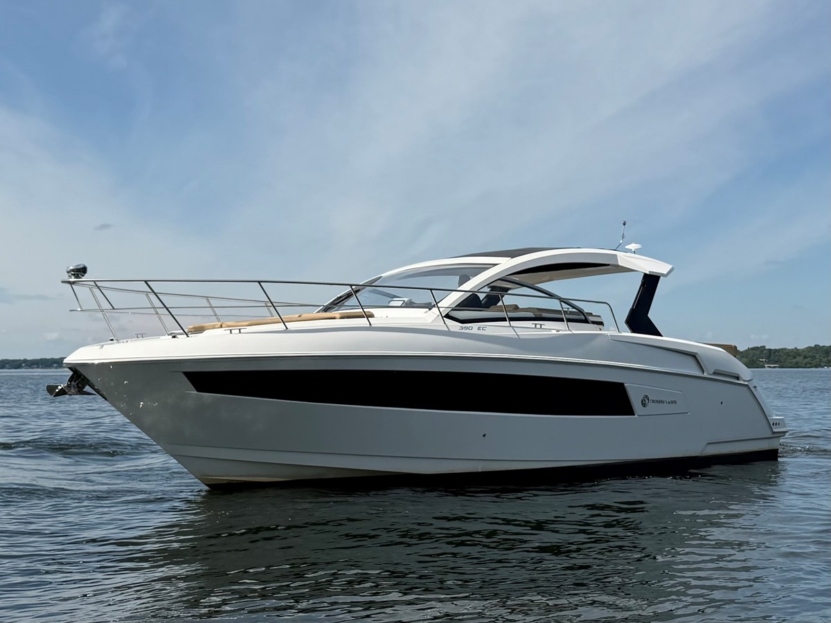 2015 CRUISERS YACHTS 390 EXPRESS COUPE "Cruisers Yachts 390 EXPRESS COUPE" - photo 2