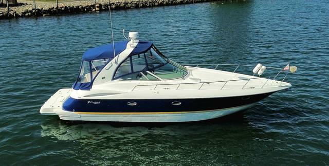 2004 Cruisers Yachts 370 Express