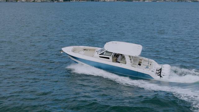 2018 Boston Whaler Realm