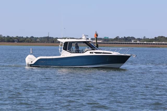 2021 Boston Whaler 325 Conquest