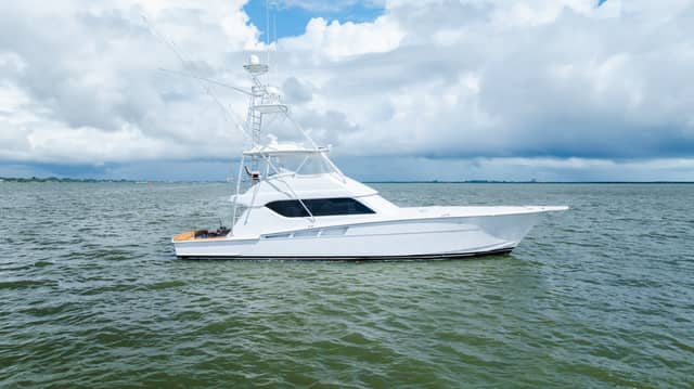 2005 Hatteras 60 Convertible