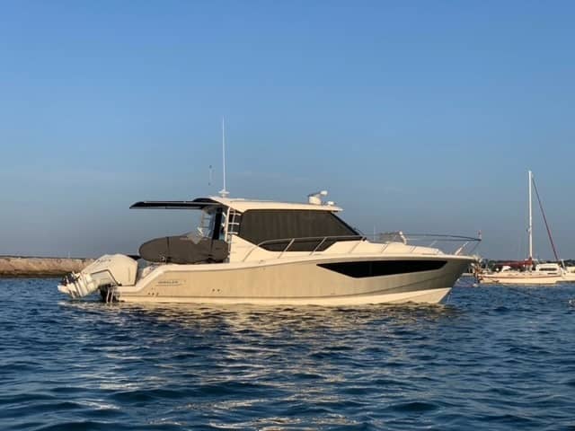 2021 Boston Whaler 405 Conques