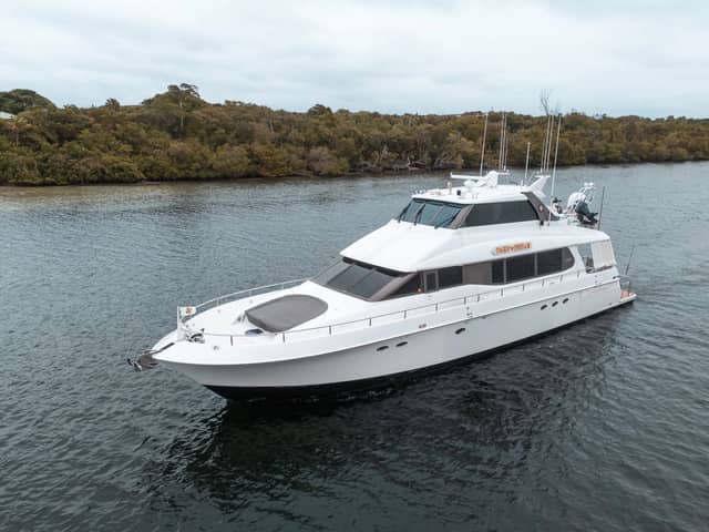 2000 Lazzara Yachts Skylounge