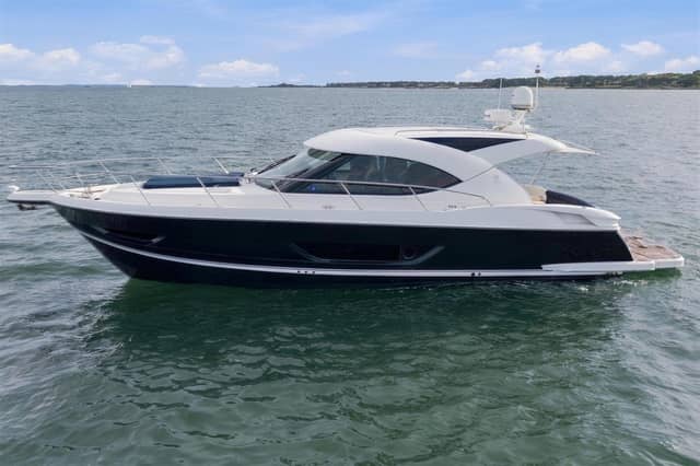 2015 Riviera 4400 Sport Yacht