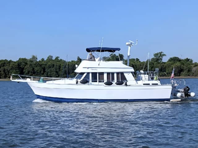 2001 Mainship 43 Trawler Aft Cabin