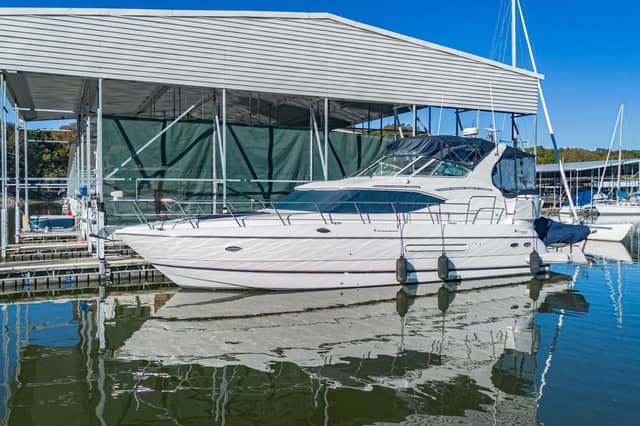 2001 Cruisers Yachts 4450 Express Motoryacht
