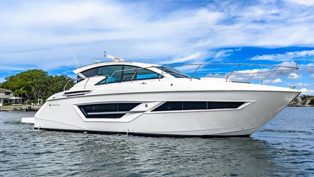 2019 Cruisers Yachts Cantius 46