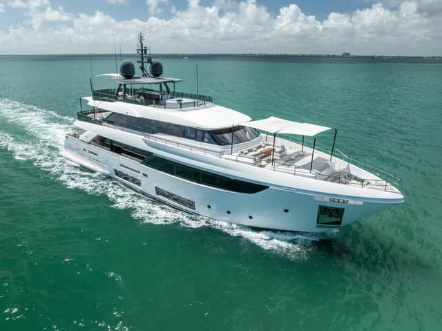 2023 Custom Line 33 Navetta