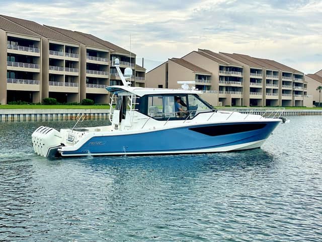 2023 Boston Whaler 405 Conquest