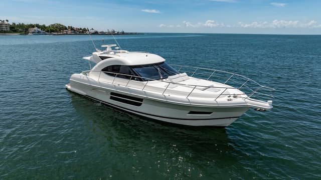 2016 Riviera 5000 Sport Yacht